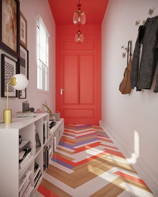 Entrada e corredor com a porta e o teto coloridos de vermelho