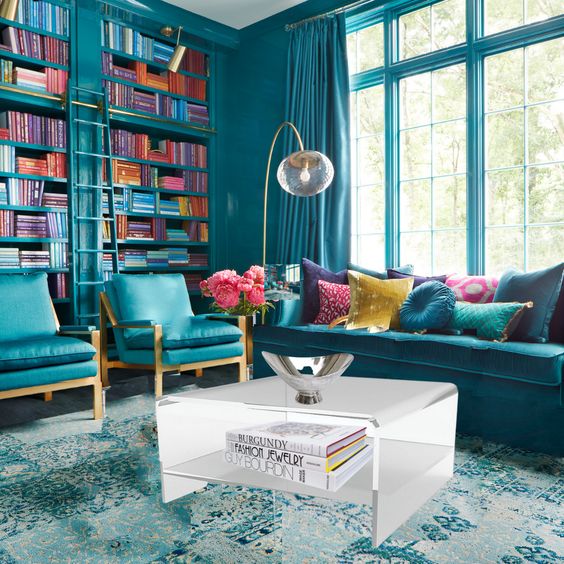 Sala com moveis, janela e paredes coloridas no mesmo tom de azul