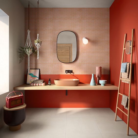 Banheiro com as paredes coloridas em laranja escuro