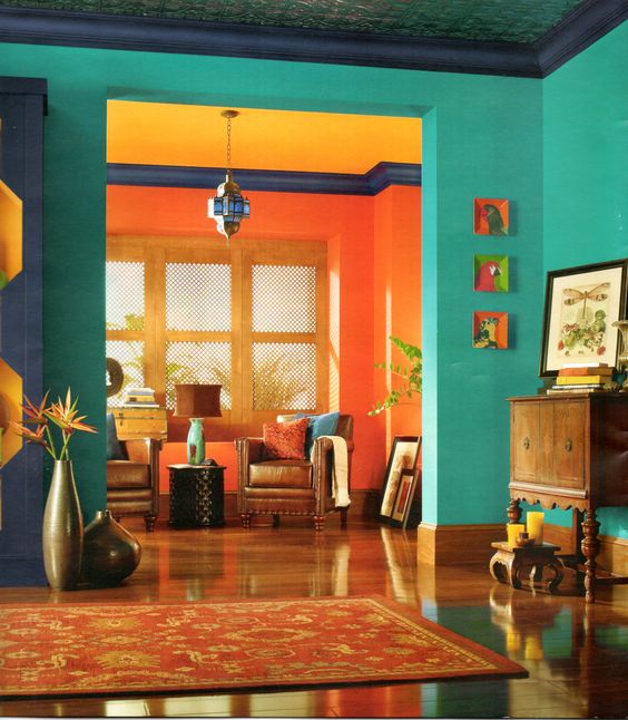 Visão de duas salas com os tetos e as paredes coloridas