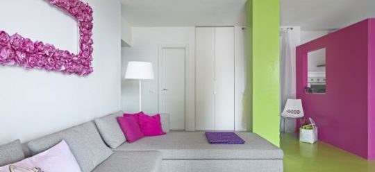 Sala com as paredes coloridas com cores fortes